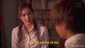 để trả đũa ông chồng địt trộm, người vợ vụng trộm cho bệnh nhân làm tình khi người chồng đang phía sau