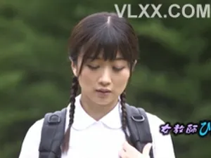 Thở hổn hển vì anh cứ xoạc sâu vào bướm em