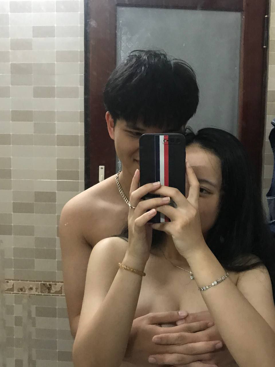 Tin tưởng ở chung phòng với cấp trên khi đi công chuyện, nào ngờ gặp phải quản lý dâm