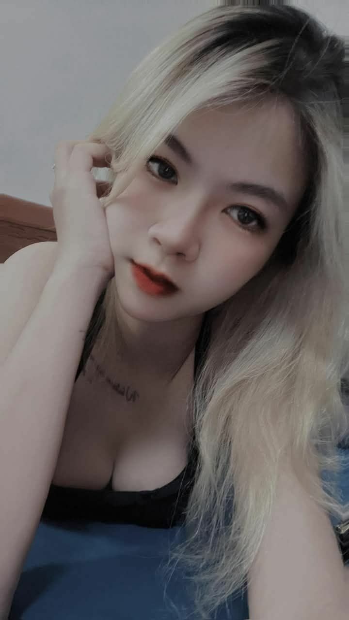 Giày cao gót lụa đen chân dài ngực to
